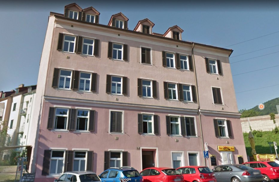 Fotografija: V tej stavbi na Ibererjevi ulici so bili prijavljeni, a le navidezno. FOTO: Google Street View
