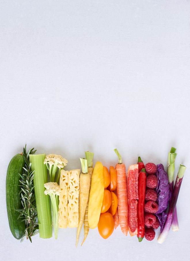 Vsak dan pojejmo čim več barvno raznolike zelenjave in sadja. FOTO: Warrengoldswain/Getty Images
