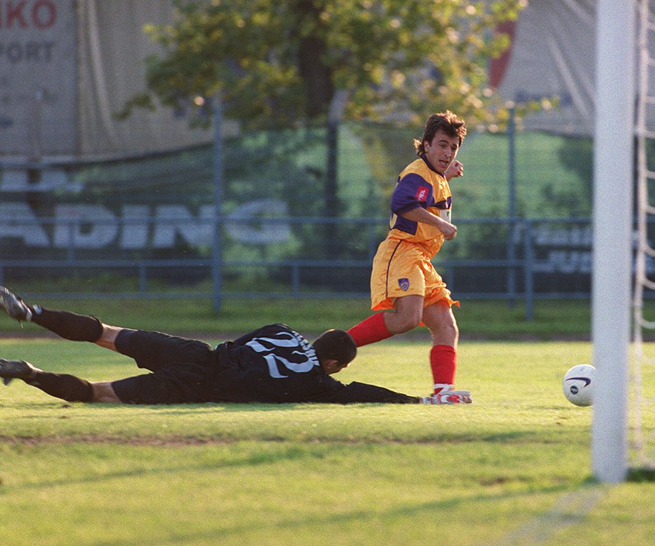 Fotografija: Kliton Bozgo je za Maribor dosegel 86 prvenstvenih golov od skupno 109 v 1. SNL. Za Olimpijo je dosegel 23 golov. Njegovim 24 golom v sezoni 1999/00 se nihče od mariborskih napadalcev še ni niti približal. FOTO: Jure Eržen
