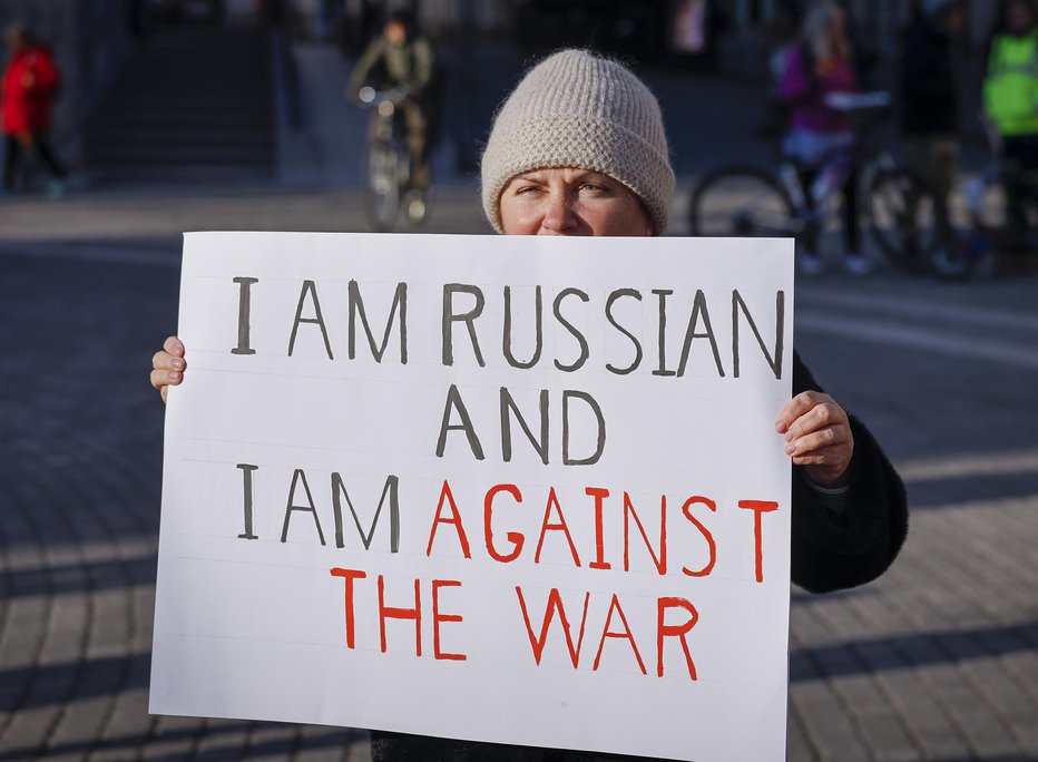 Fotografija: Tudi Rusi, ki živijo v Sloveniji, so proti vojni v Ukrajini. FOTO: JOŽE SUHADOLNIK
