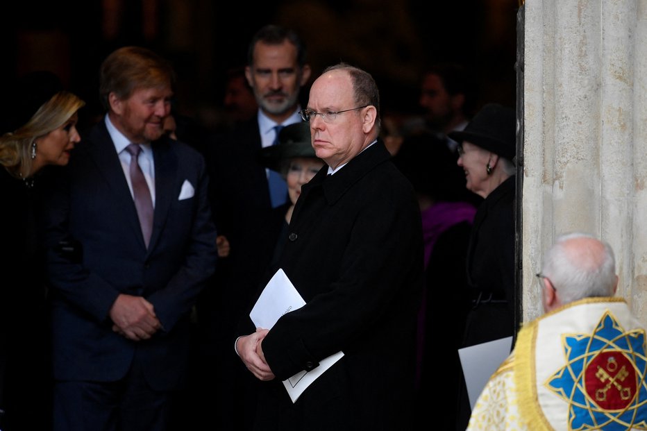 Fotografija: Konec marca se je pridružil drugim kraljevim na žalni slovesnosti, posvečeni princu Filipu. FOTO: Toby Melville/Reuters
