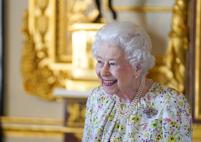 Tudi Elizabeta II. je bila še dolgo po koncu bolezni povsem brez moči. FOTO: Steve Parsons/Reuters
