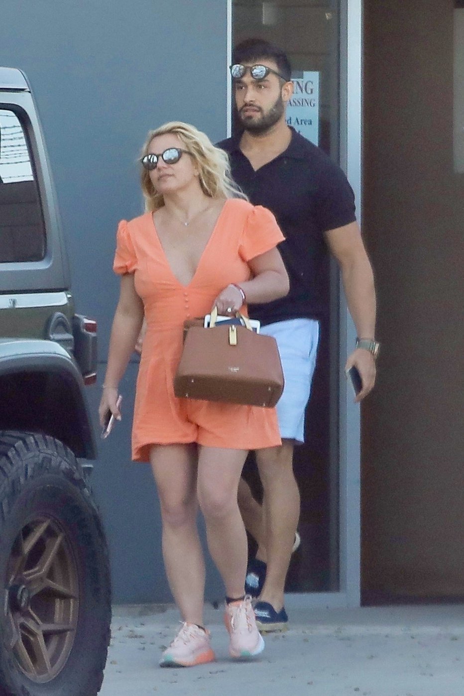 Fotografija: Paparaci so ju ujeli na poti na Havaje, Britney pa je že oznanila, da se ne bo kazala v javnosti, da je ne bi fotografirali.
