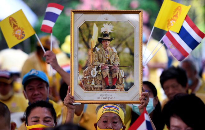 Kraljevim privržencem se potegavščina ni zdela smešna. FOTO: Chalinee Thirasupa/Reuters
