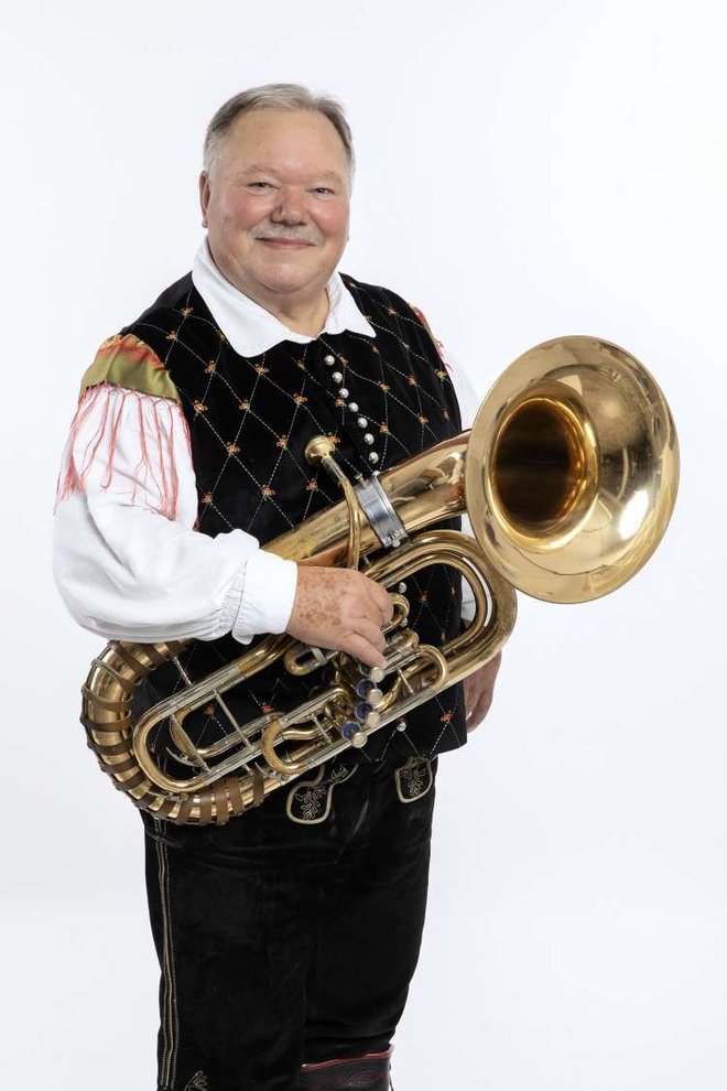 Janez Per zadnjih 20 let vodi ansambel in je s svojim baritonom tudi njegova maskota.
