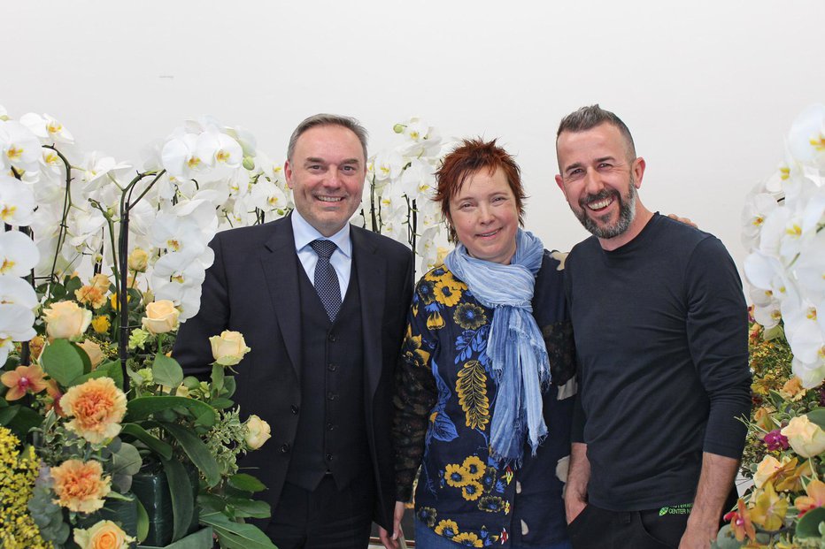 Fotografija: Slovenska cvetličarja je obiskal Jakob Štunf, veleposlanik RS pri Svetem sedežu (levo).
