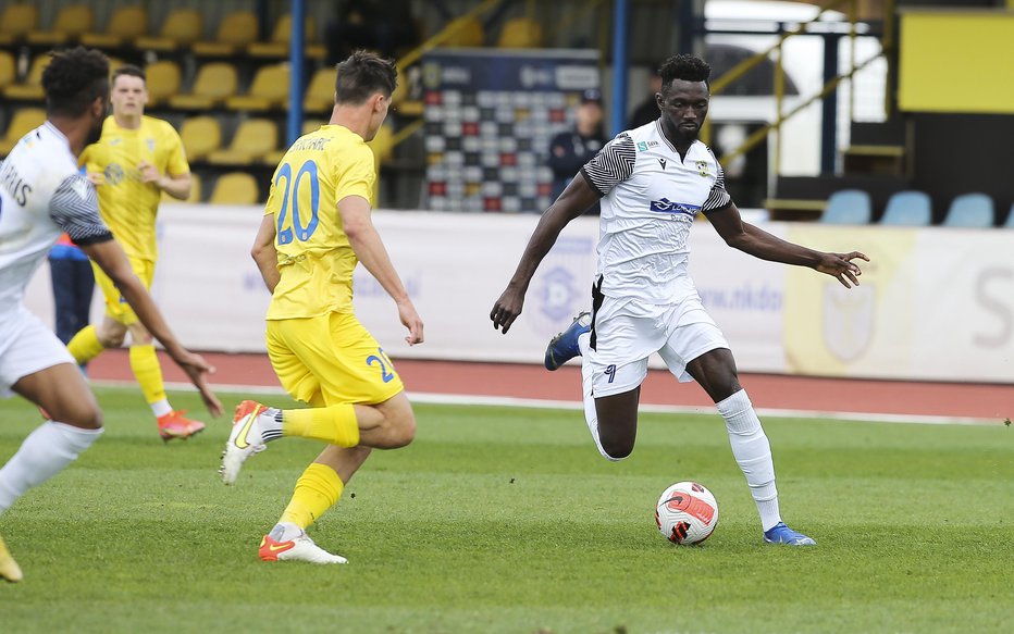 Fotografija: Lamin Colley (desno) je v Domžalah dosegel deveti ligaški gol v tej sezoni. FOTO: Jože Suhadolnik
