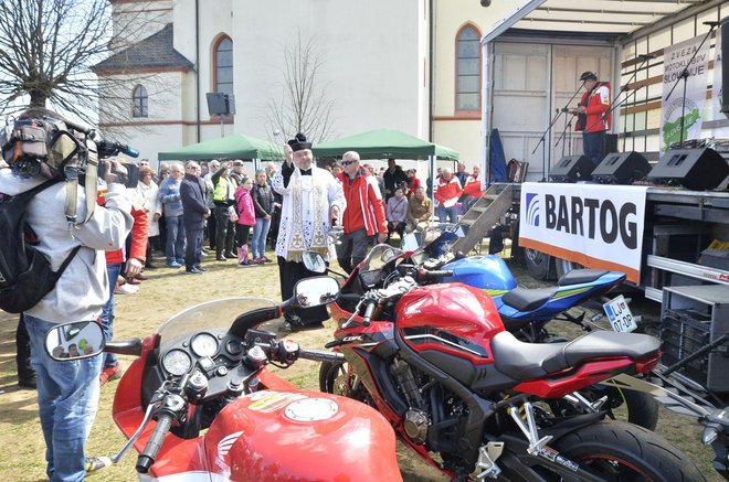 Domači župnik Janez Rihtaršič je po maši blagoslovil vse motorje in motoriste.
