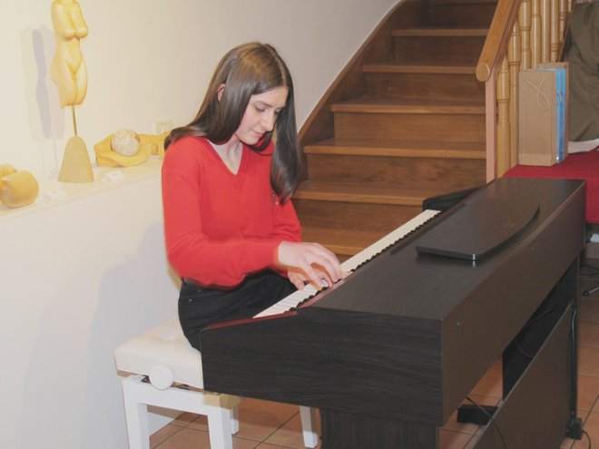 Mlada pianistka Eva Chemodanova iz Ukrajine je navdušila z nastopom.
