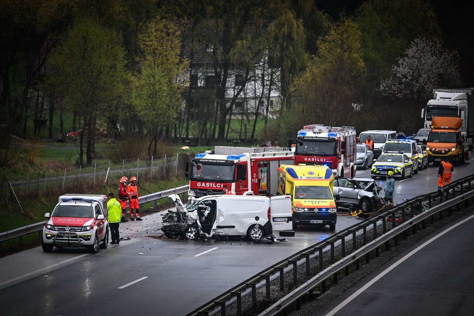 Fotografija: Vzrok prometne nesreče naj bi bila vožnja z vozilom v napačni smeri. FOTO: Marko Pigac
