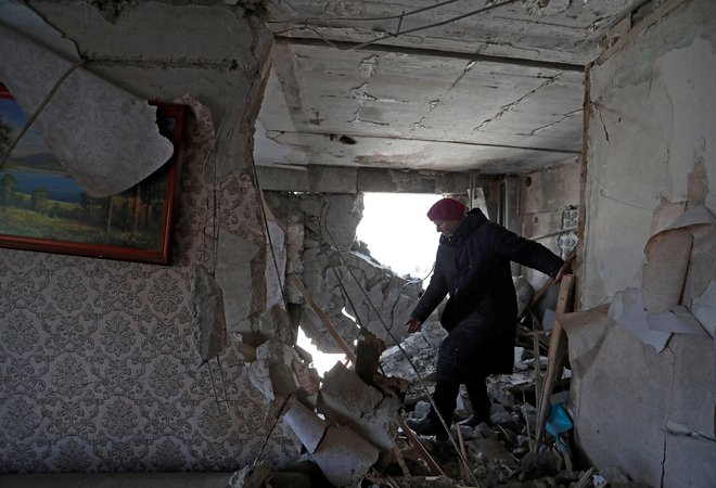 Prebivalci v Mariupolu čakajo na odrešitev v ruševinah. FOTO: Alexander Ermochenko/Reuters
