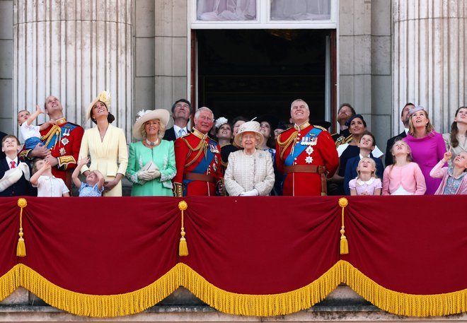 Med Pozdravom zastavi se vsi kraljevi zberejo na balkonu Buckinghamske palače. FOTO: Hannah Mckay/Reuters
