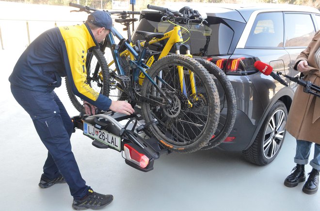 Prtljažniki na kljuki so vse bolj priljubljena izbira za prevoz, posebno za električna kolesa kar nuja. FOTOgrafiji: Gašper Boncelj
