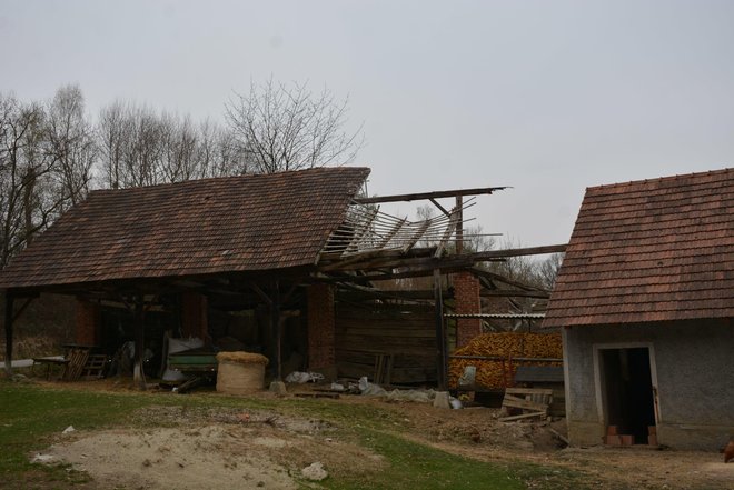 Domačijo Lahovih je močno načel zob časa, nekoč mogočna kmečka hiša potrebuje temeljito prenovo. Foto: Oste Bakal
