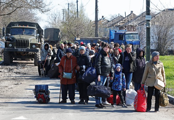 Ukrajinska stran od ruske zahteva, naj nemudoma omogočijo evakuacijo prebivalcev Mariupola. FOTO: Alexander Ermochenko/Reuters
