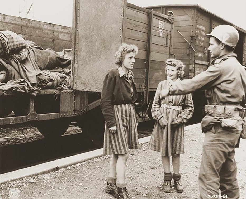 Fotografija: Andrew E. Dubill govori z judovskima dekletoma. Druga z leve je Šarika Hahn iz Murske Sobote, ena redkih, ki so preživeli holokavst. FOTO: AL GRETZ/US HOLOCAUST MEMORIAL MUSEUM
