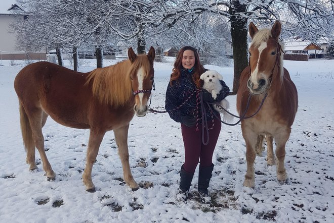 Tjaša, študentka veterine, ima doma dva konja in ljubko maltežanko.

