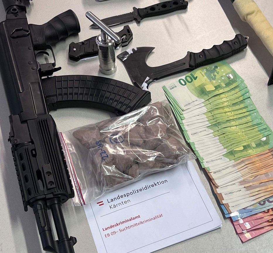 Fotografija: Policija je pokazala nekaj zaseženega orožja, mamil in denarja. FOTO: Policija
