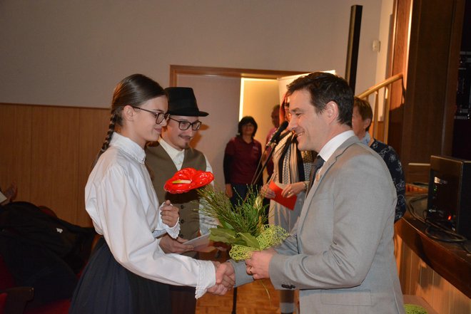 Vodjem vseh skupin so izročili priznanja in rože, prejela sta jih tudi predstavnika FS Vrisk Apače.
