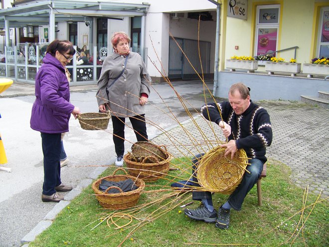 Jože Horvat iz Lipovcev je prikazal pletenje košar iz šibja.
