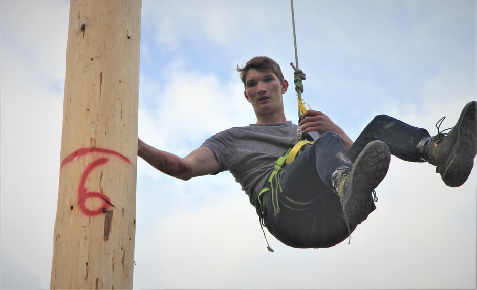 Fotografija: Maks Brezovnik po podvigu počiva na varovalni vrvi.
