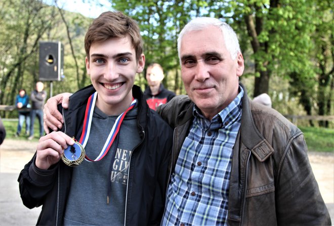 Andrej Horotki in njegov oče Vitalij sta se veselila medalje.
