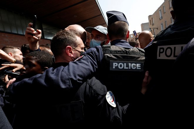 Varovanje Macrona na obrobju Pariza. FOTO: Benoit Tessier, Reuters

