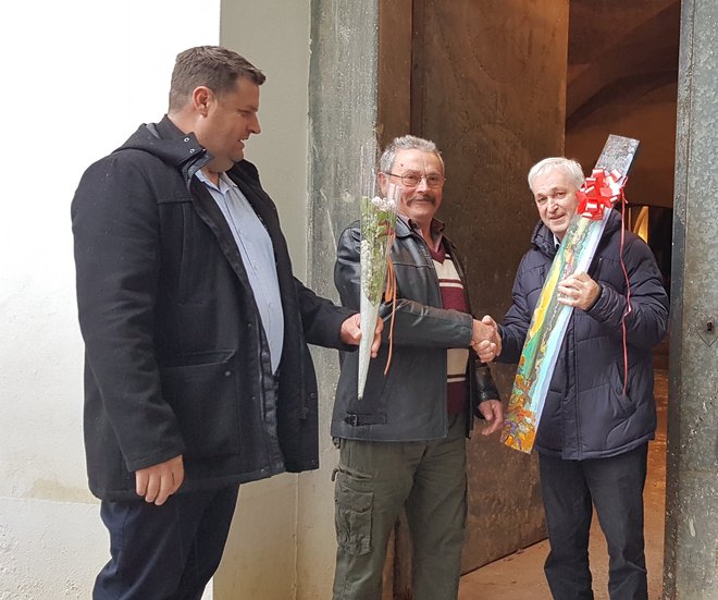 Predsednik Društva vinogradnikov Kostanjevica Matej Kuhar (na levi) in župan občine Kostanjevica na Krki Ladko Petretič (na desni) sta se Jožetu Klemenčiču zahvalila za dolgoletno skrb za mestno trto.
