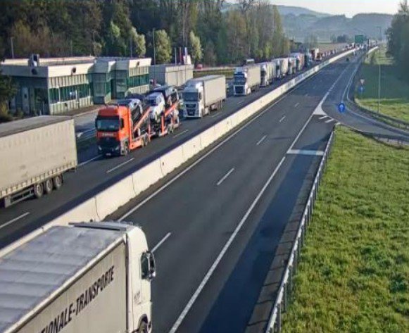 Prometna nesreča popolnoma zaprla avtocesto (FOTO) - Slovenske novice