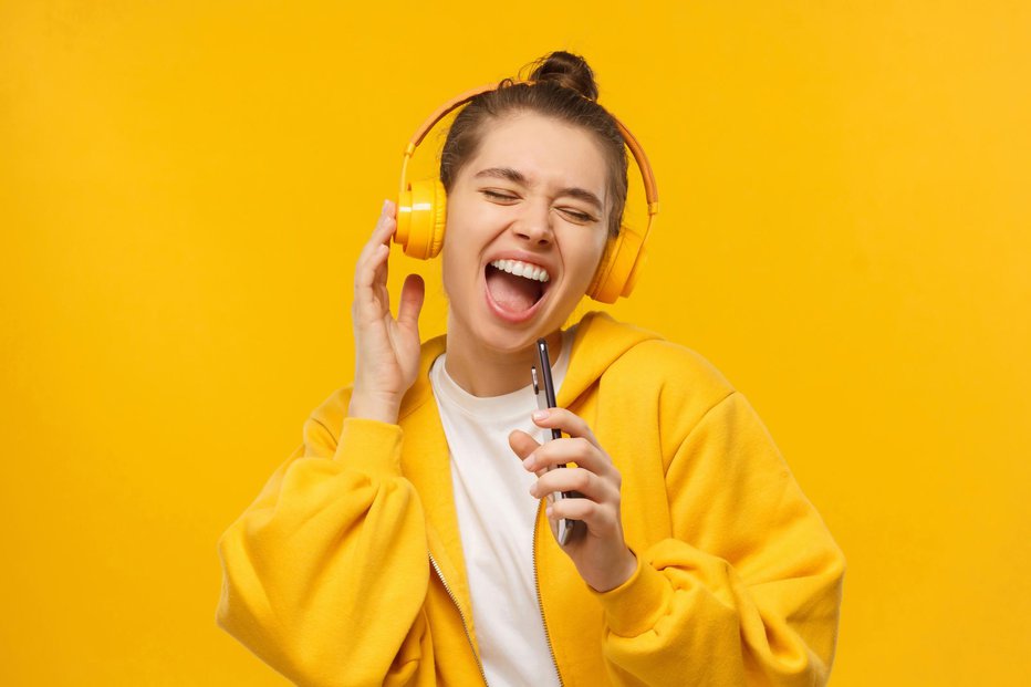 Fotografija: Številne mladostnike nevarno ogrožajo slušalke.
Fotografiji: Getty images
