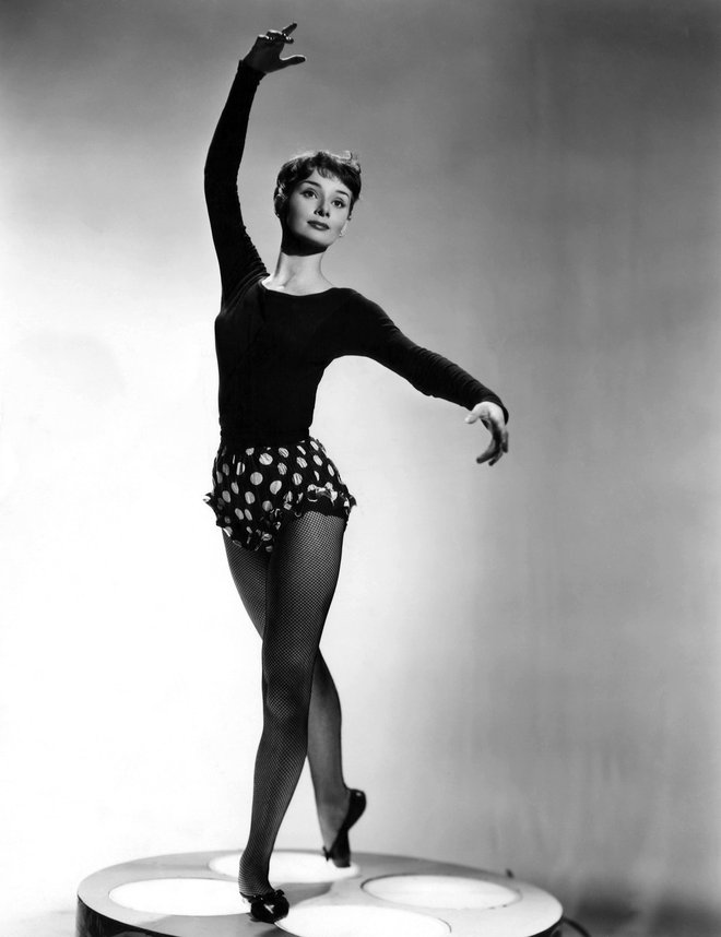 Audrey Hepburn

Njena naravna eleganca je le še bolj jasna, če pomislimo, da se je med drugo svetovno vojno, ko je njena družina pobegnila na Nizozemsko, začela učiti baleta na konzervatoriju v Arnhemu, kjer je bila ena najboljših učenk. Ko so se leta 1948 preselili v London, so ji tudi tam ponudili mesto v baletni šoli, a nazadnje rekli, da je previsoka za balerino.

