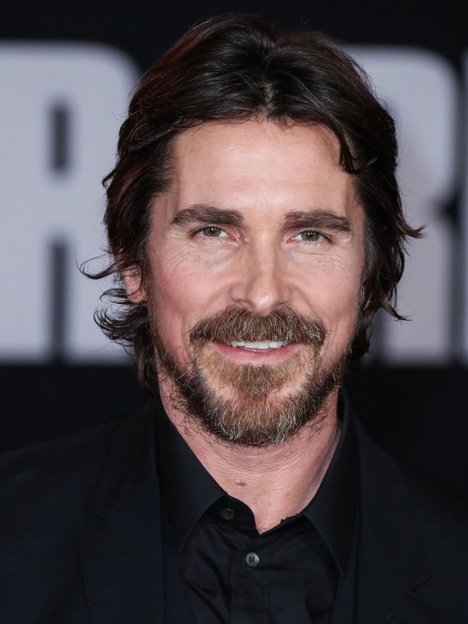 Christian Bale

Prav ste prebrali. Vitez teme je bil nekdaj plesalec. Poznamo ga kot karakternega igralca in najboljšega Batmana, a Christian Bale je bil kot otrok edini deček v kraljevi baletni šoli v Londonu. Zapustil jo je, ko je opravil avdicijo za svoj prvi film, Spielbergov Imperij sonca, in se predal igranju.

