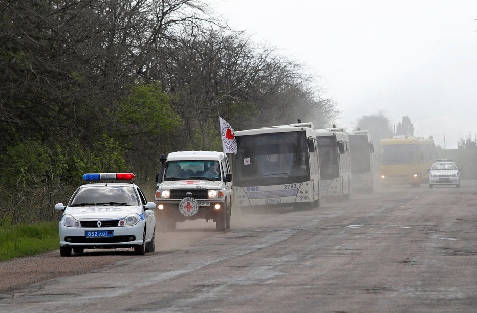 Fotografija: Konvoj avtobusov na poti v Zaporožje FOTO: Alexander Ermochenko/Reuters
