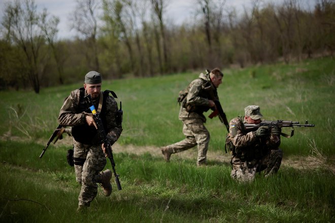 Ukrajinski vojaki med taktično vajo v vojaškem kampu. FOTO: Ueslei Marcelino, Reuters
