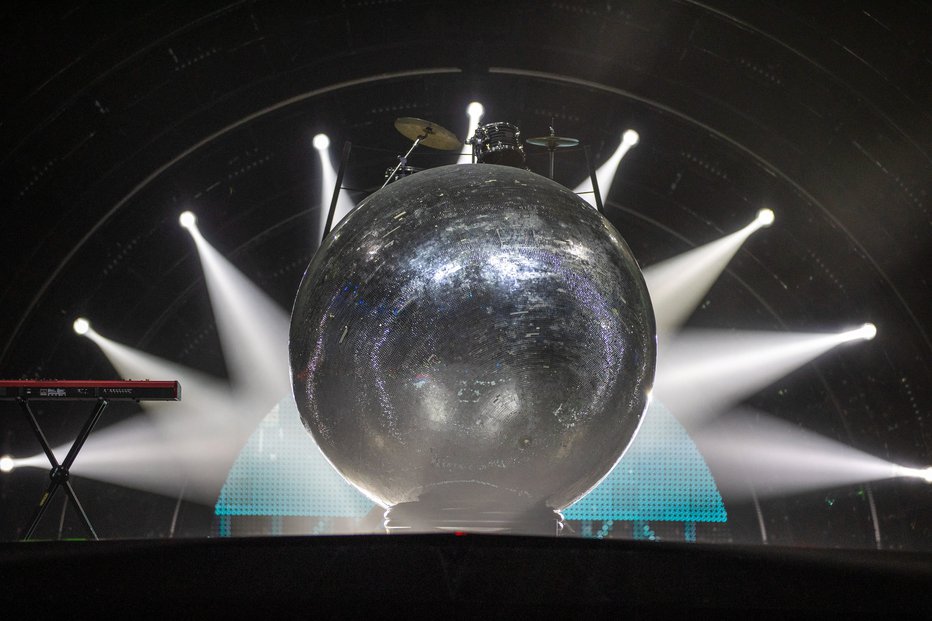 Fotografija: Namesto tehnološko dovršenega sonca, ki bo do prvega polfinala že pripravljen, je na odru žarela slovenska disko krogla. FOTO: Eurovision.tv, EBU/Andres Putting
