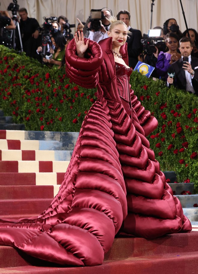 Na plesu ni manjkala niti manekenka Gigi Hadid. FOTO: Andrew Kelly/Reuters
