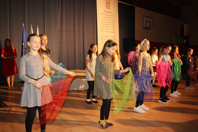 Šolarji so se predstavili v besedi, pesmi in plesu.
