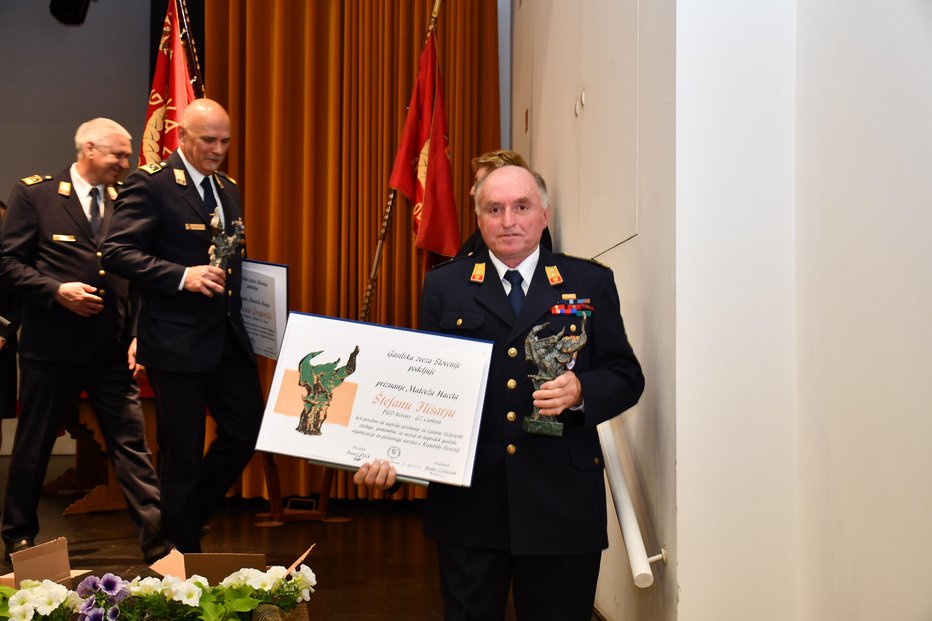 Fotografija: Zaslužno se je razveselil najvišjega gasilskega priznanja v Sloveniji. Fotografije: Oste Bakal
