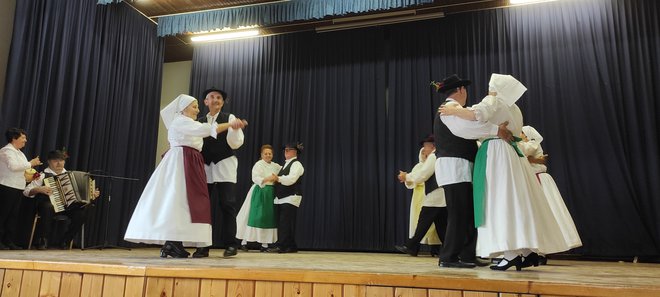 V DU Črenšovci so nastopili s spletom prekmurskih plesov.
