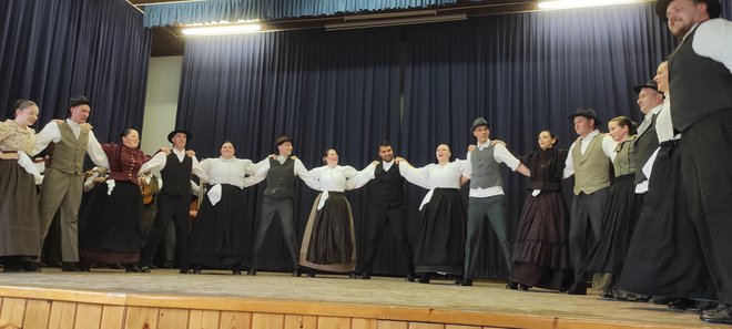 Folklorna skupina Leščeček je nastop naslovila Razkriški plesi.
