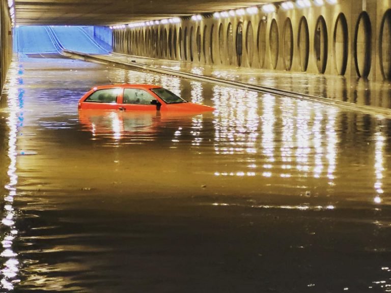 Fotografija: Poplavljeni so številni predori v mestu. FOTO: Policijska uprava Valencie
