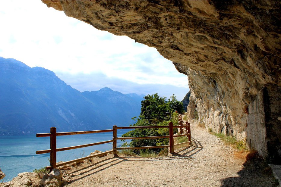 Fotografija: Z mojstrsko narejene alpske ceste se odpirajo čudoviti razgledi.
