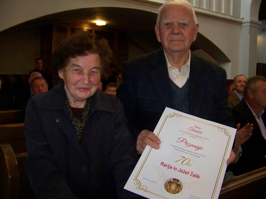 Fotografija: Za visoko življenjsko obletnico jima je čestital župnik pater Toni Brinjovc.
