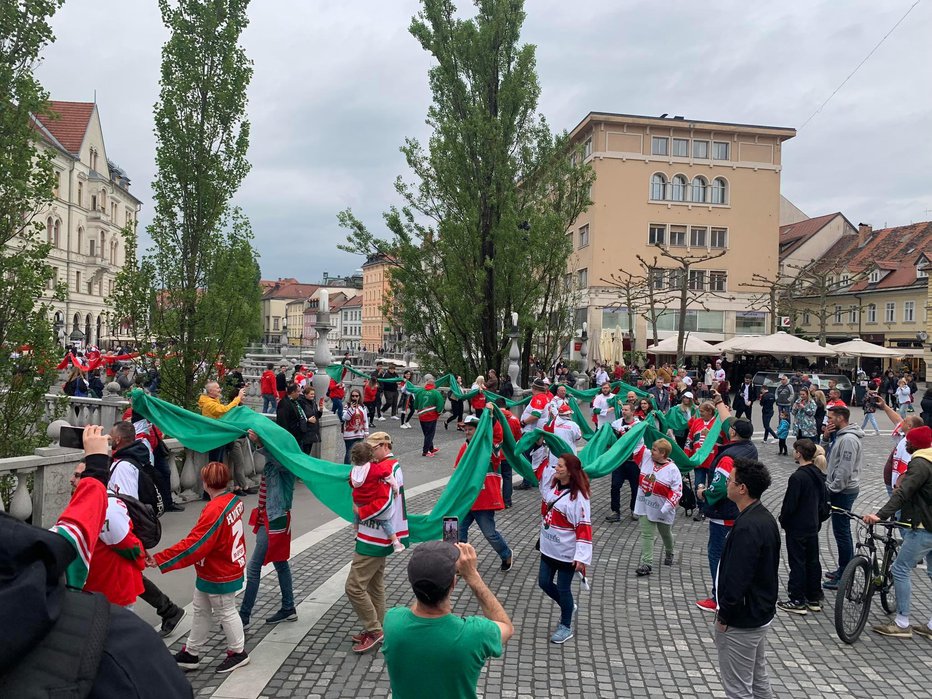 Fotografija: Madžarski navijači plešejo sredi mesta. FOTO: Daša, bralka poročevalka
