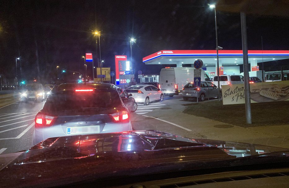 Fotografija: Zaradi napovedane podražitve bencina so na večini črpalk nastale dolge čakalne vrste.  FOTO: Leon Vidic, Delo
