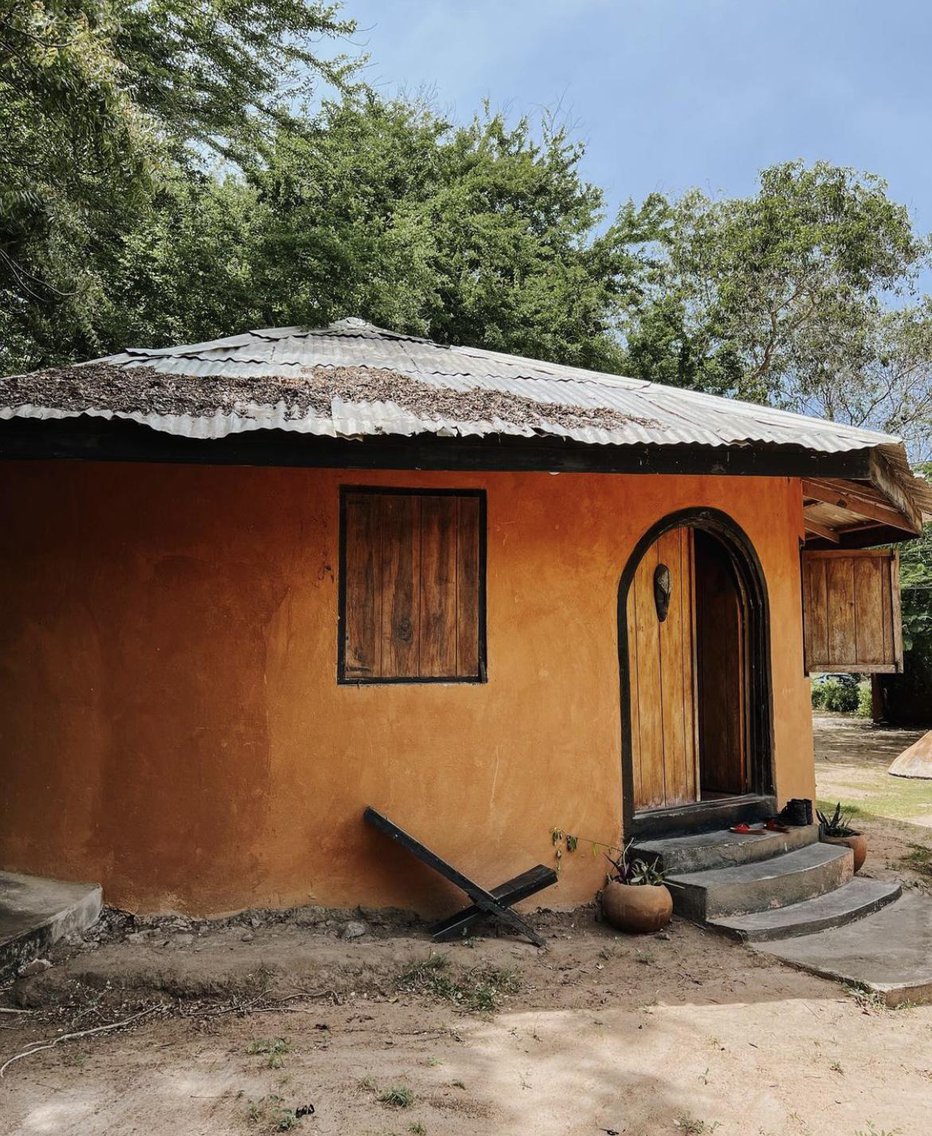 Fotografija: Prepoznavne hiške, ki so jih v vasi postavili po Ladovi zaslugi.

