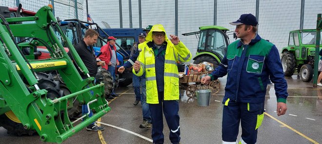 Na pobudo župnika Andreja Muleja so uvedli poseben traktorski pozdrav. FOTOGRAFIJE: Milan Glavonjić
