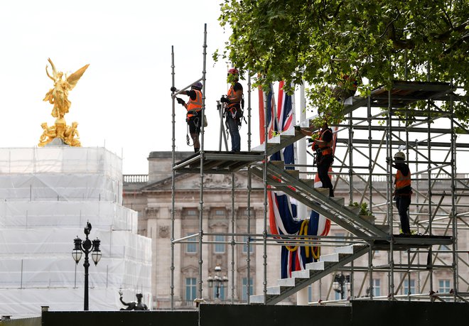 V Londonu se že pripravljajo na slovesnost, ki bo 2. junija. FOTO: Toby Melville/Reuters
