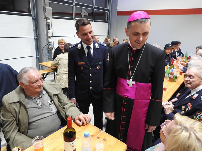 Škof se je na druženju v gasilskem centru v spremstvu predsednika Iztoka Vrhovca ustavil ob vsaki mizi in se po 30 letih rokoval z nekdanjimi župljani.
