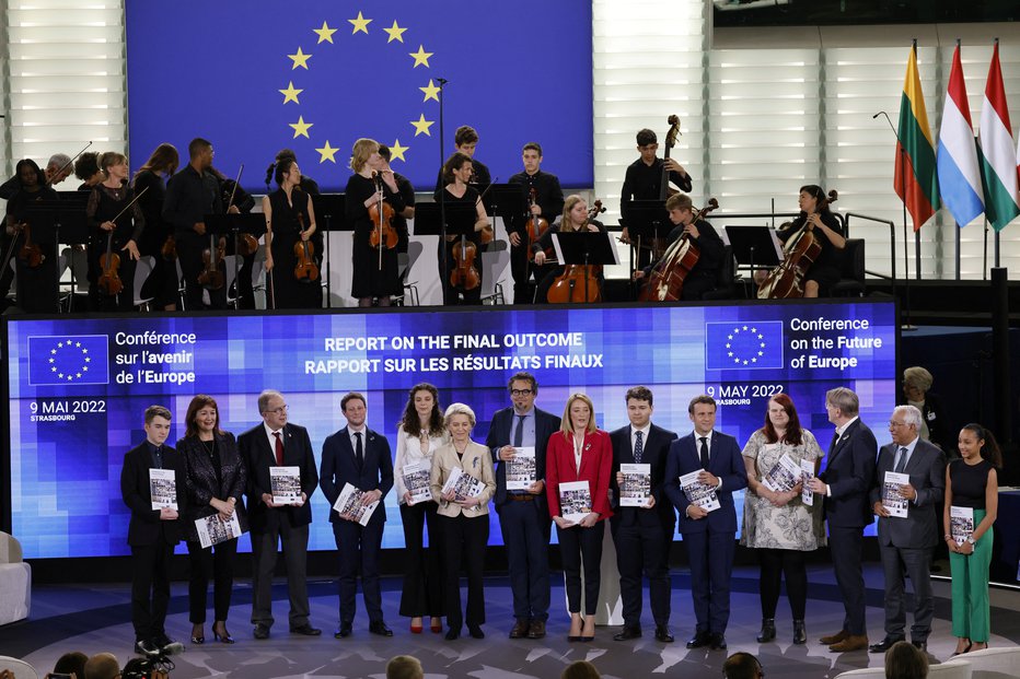 Fotografija: Državljani so vodilnim predstavnikom institucij EU predali svoje predloge za prihodnost Evrope. FOTO: Pool Reuters
